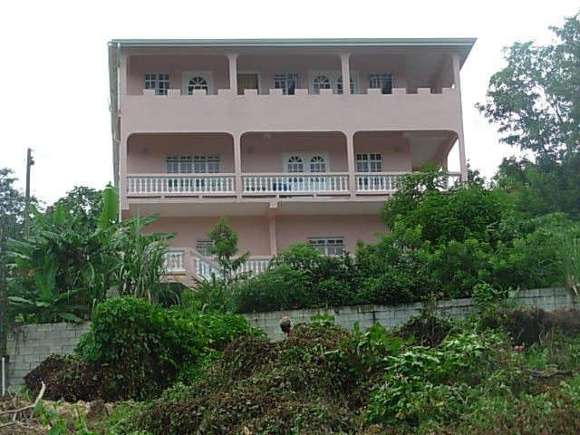 S039 – RESIDENTIAL BUILDING FOR SALE IN CASTRIES